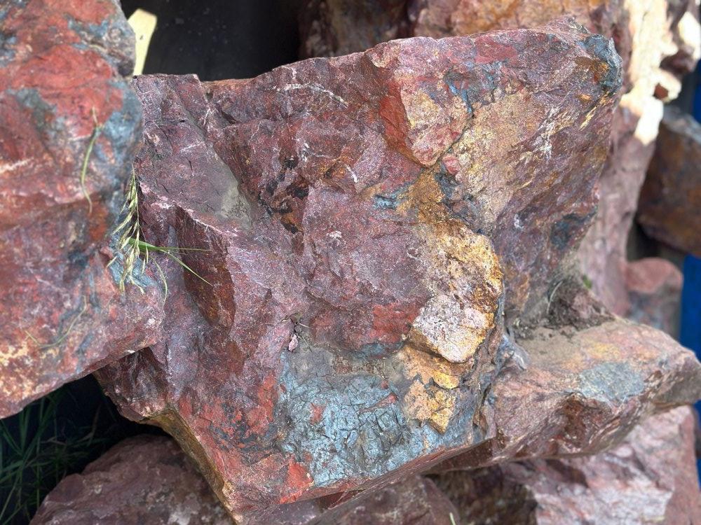 Камни для ландшафтного дизайна красно-фиолетовые 10-60 килограмм купить в Соликамске