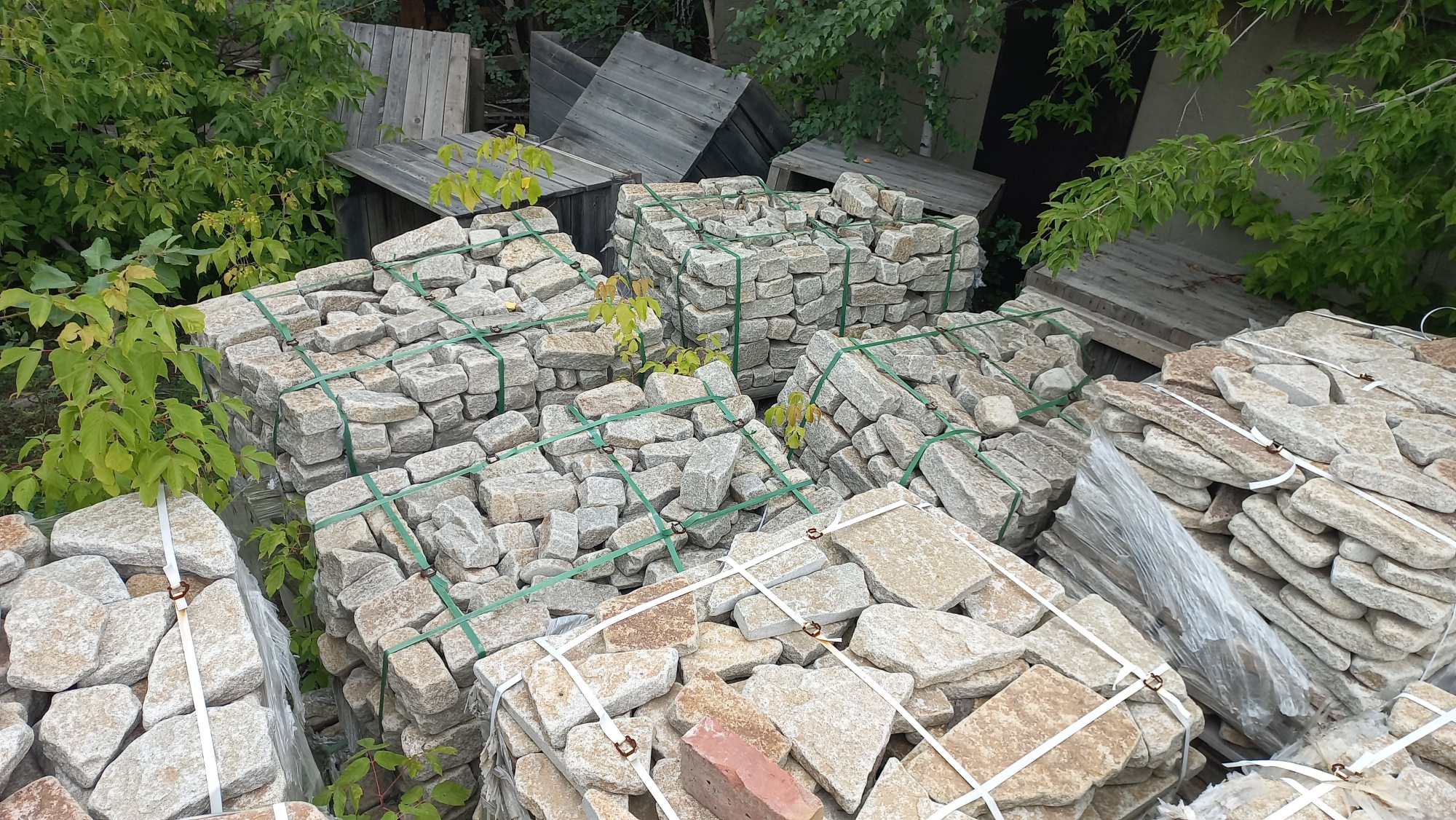 Плитняк галтованный гранитный для ландшафтного дизайна купить в Соликамске