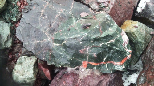 Гигантские зелёные валуны для ландшафтного дизайна весом более 5 тонн купить в Соликамске