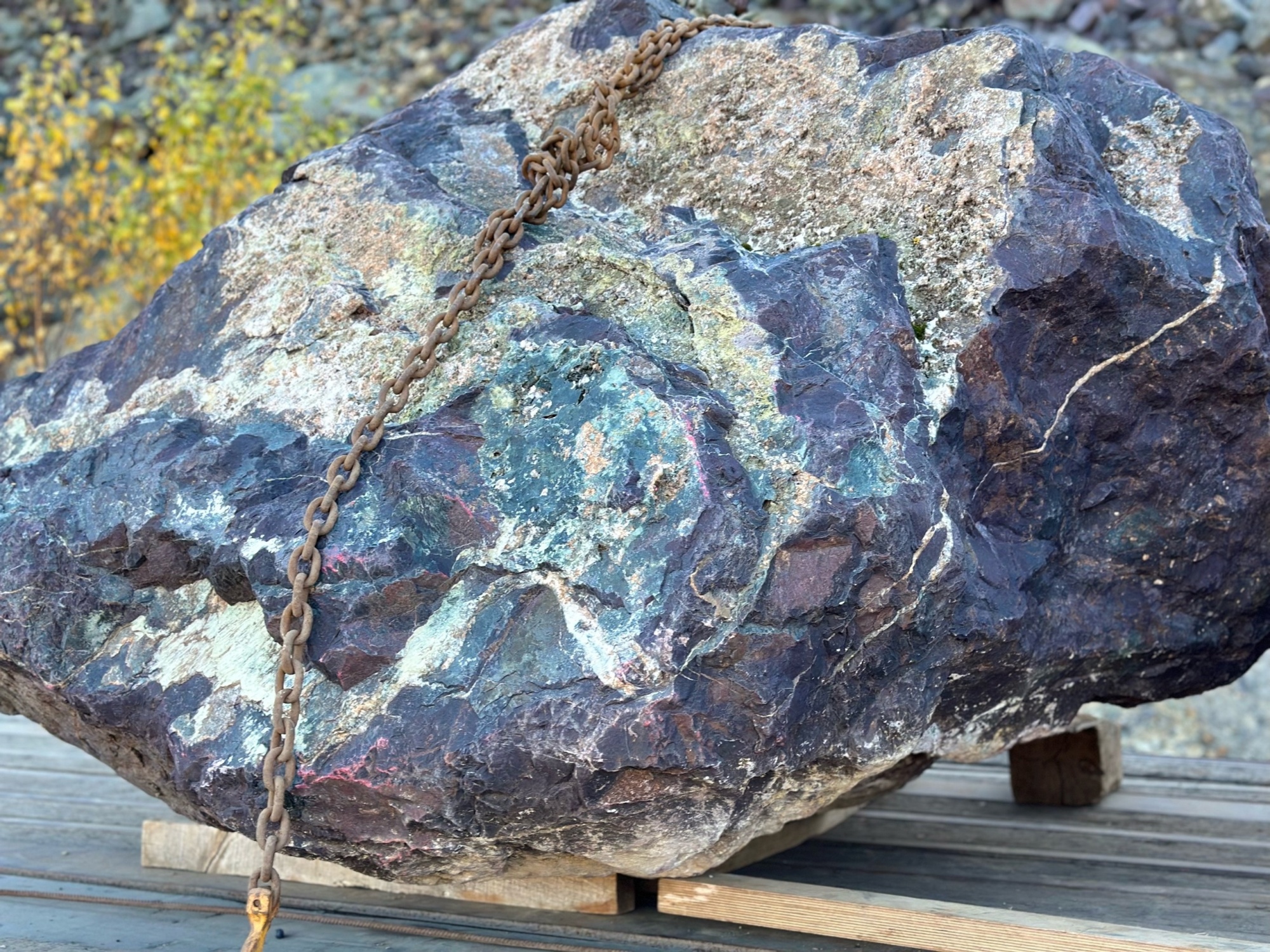 Огромные красно-фиолетовые валуны для ландшафтного дизайна весом более 5 тонн купить в Соликамске