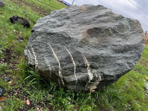 Гигантские зелёные валуны для ландшафтного дизайна весом более 5 тонн купить в Соликамске