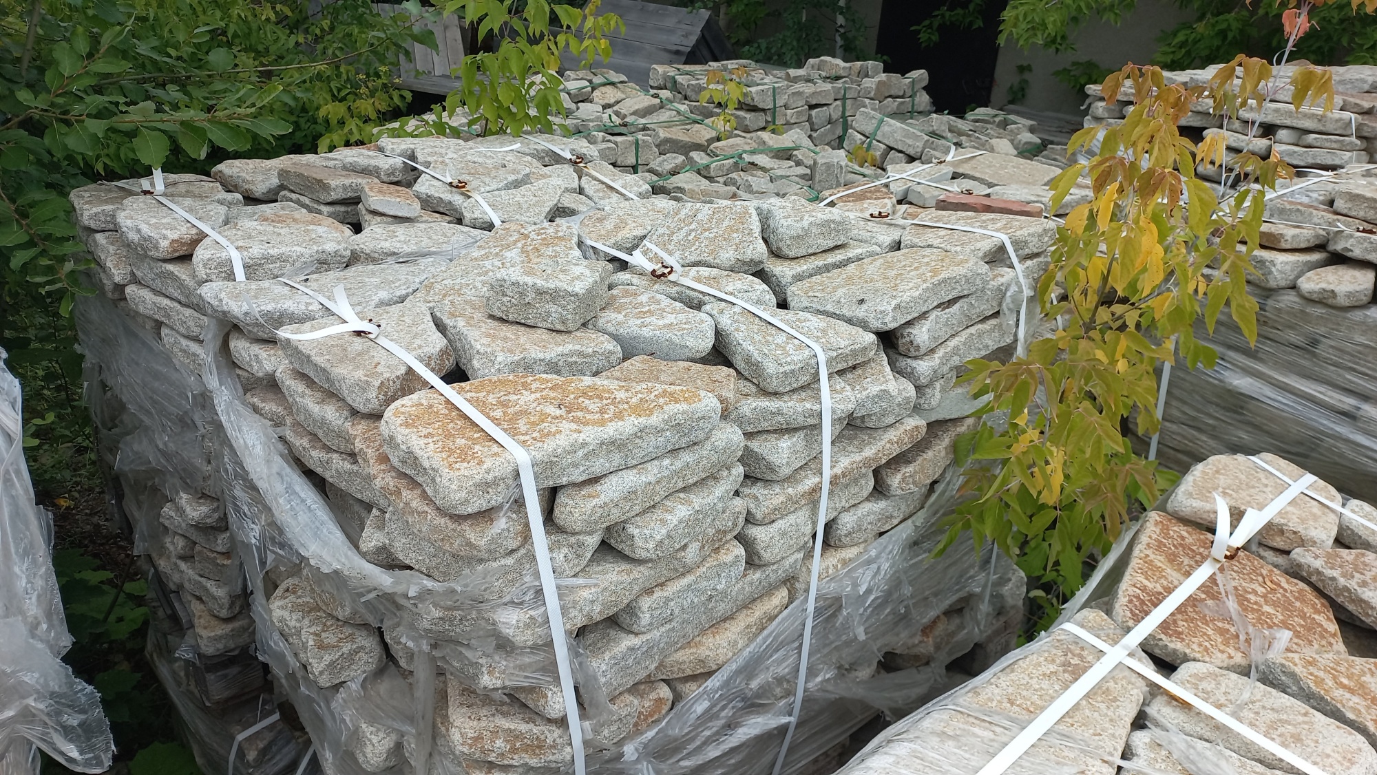 Плитняк галтованный гранитный для ландшафтного дизайна купить в Соликамске