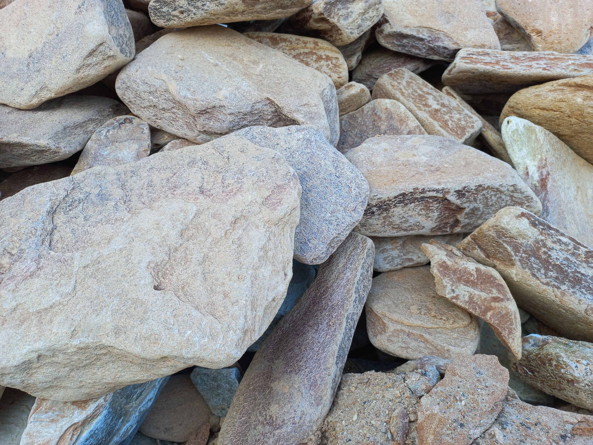 Златолит жёлтый, жёлто-зелёный глыбки и валуны для ланшафтного дизайна купить в Соликамске