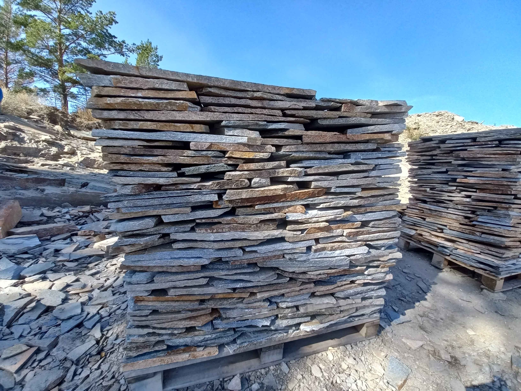 Плитняк златолит серебристый для фасада купить в Соликамске