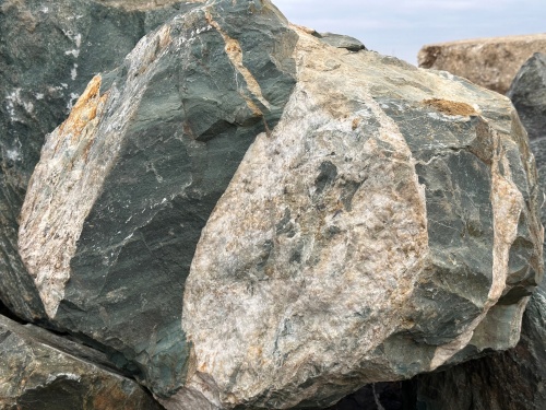 Гигантские зелёные валуны для ландшафтного дизайна весом более 5 тонн купить в Соликамске