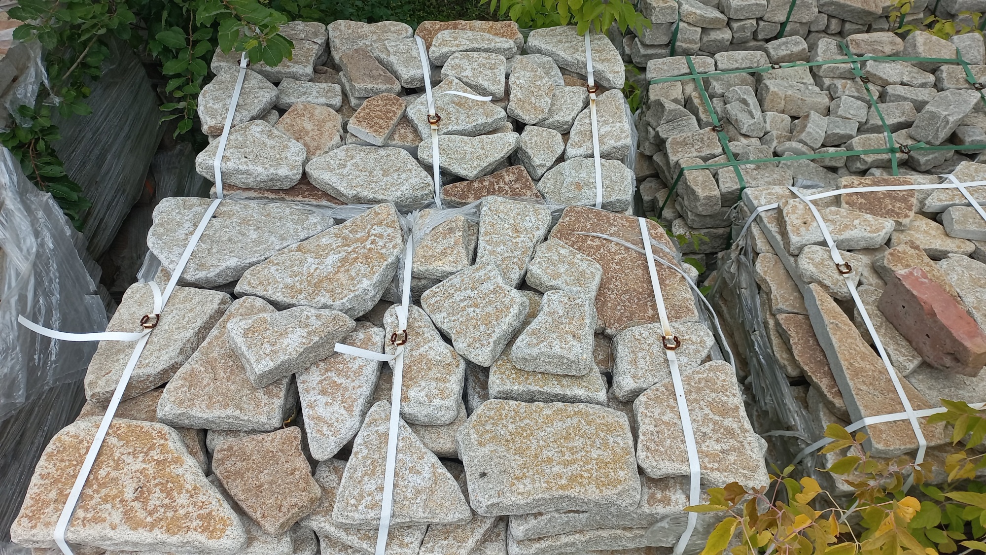 Гранитный плитняк галтованный для мощения купить в Соликамске