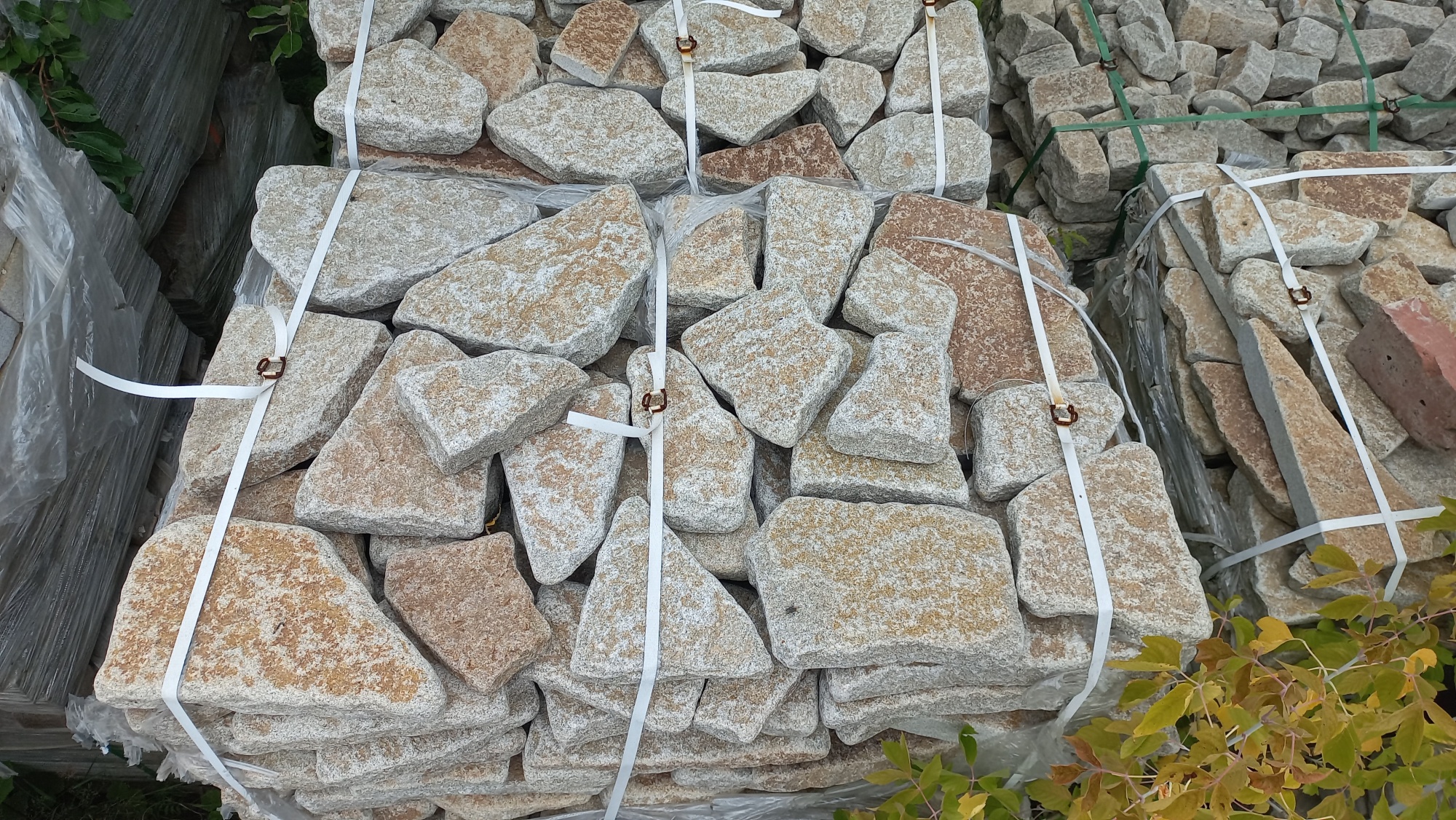 Плитняк галтованный гранитный для ландшафтного дизайна купить в Соликамске