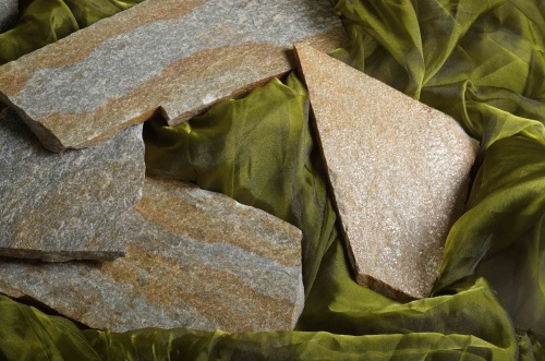 Плитняк златолит Уральский для цоколя, отмостки купить в Соликамске