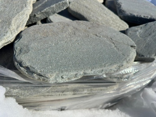 Плитняк златолит зелёный галтованный для мощения на бетон купить в Соликамске